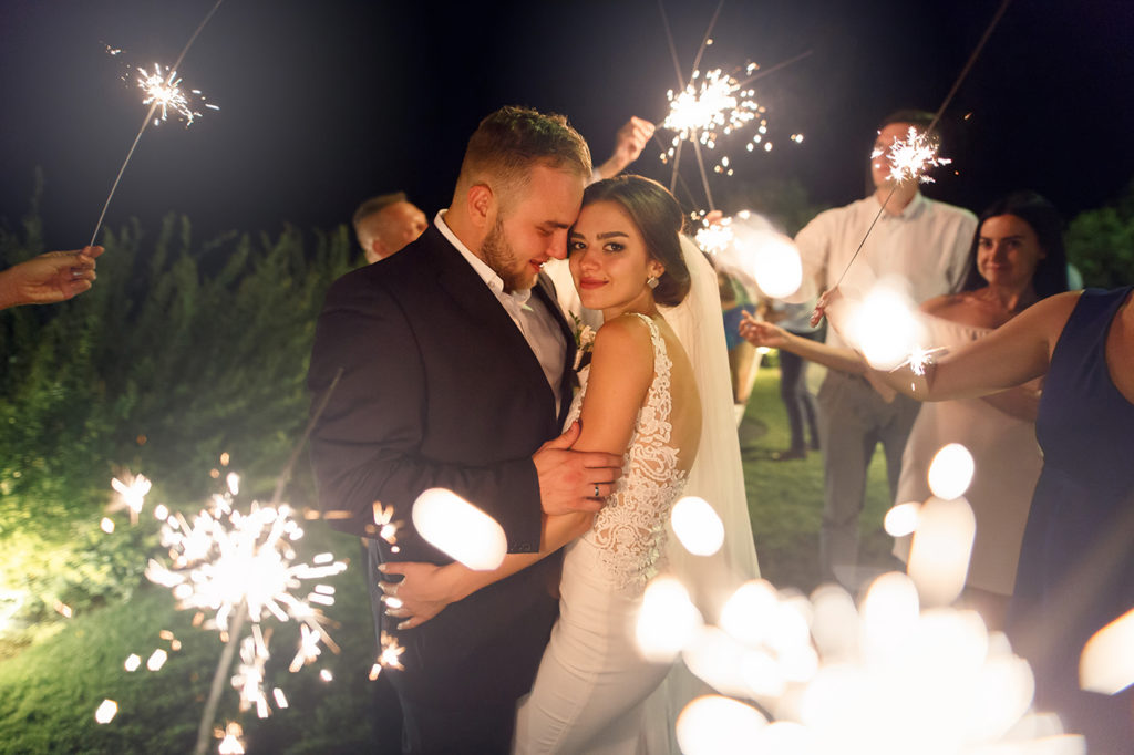Cómo usar las bengalas en tu boda: ¡sorprende a tus invitados e ilumina el  ambiente!
